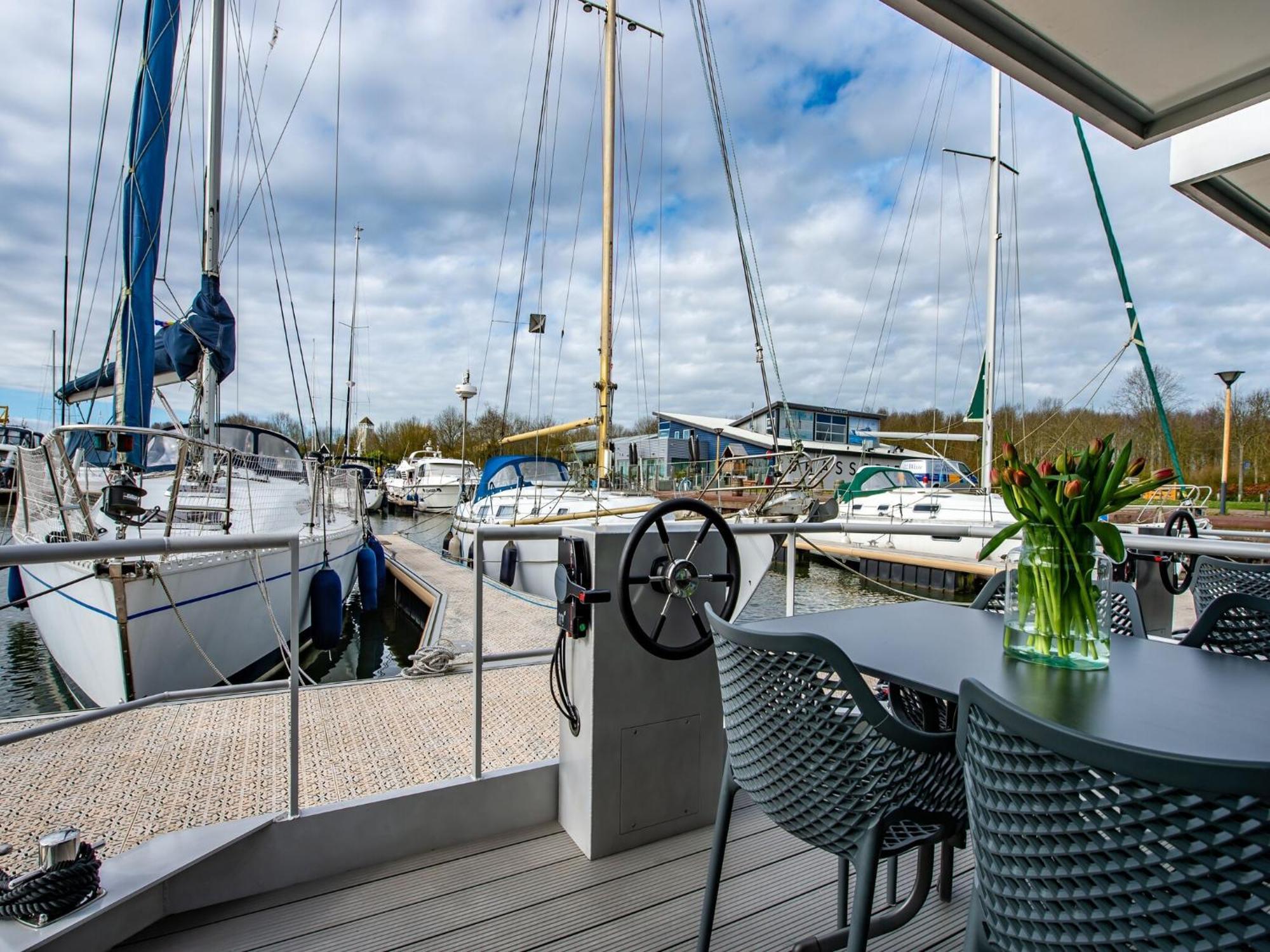 Waterlodge Blue Lagoon On A Jetty For 4 People Kamperland Exteriör bild