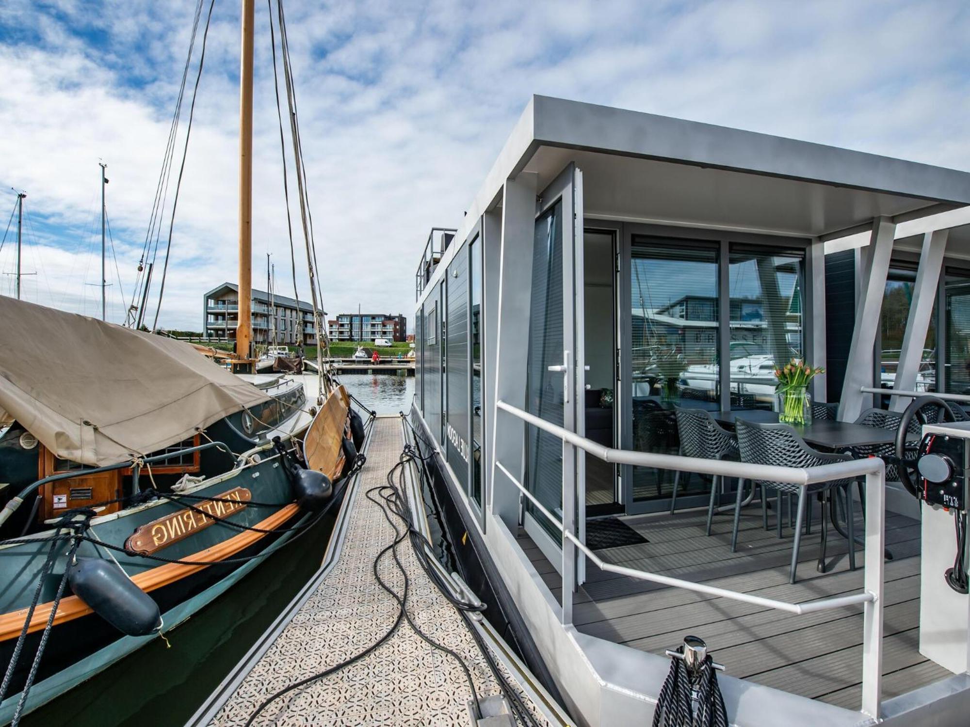 Waterlodge Blue Lagoon On A Jetty For 4 People Kamperland Exteriör bild