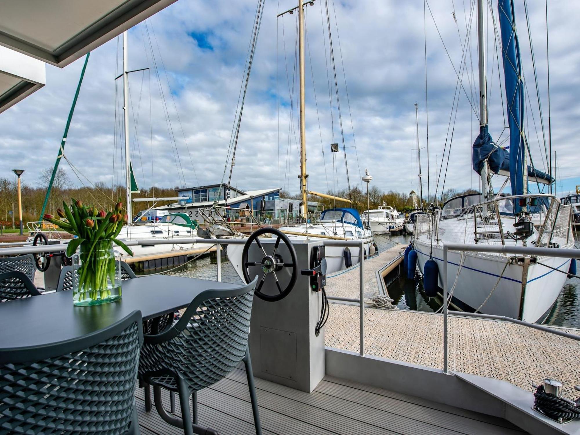 Waterlodge Blue Lagoon On A Jetty For 4 People Kamperland Exteriör bild