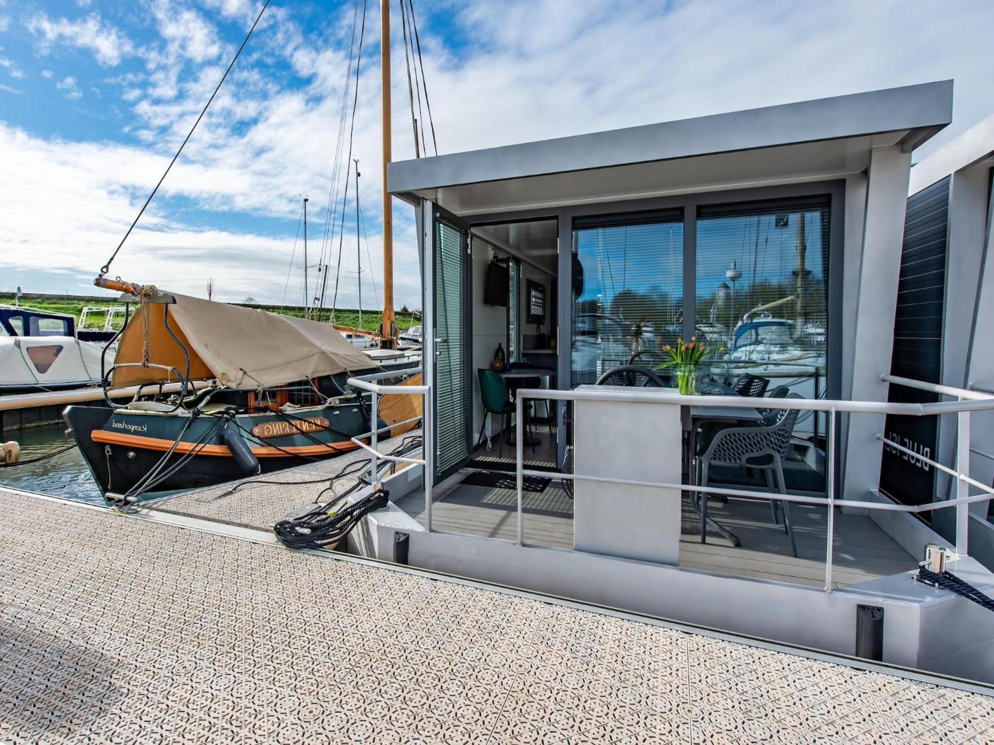 Waterlodge Blue Lagoon On A Jetty For 4 People Kamperland Exteriör bild