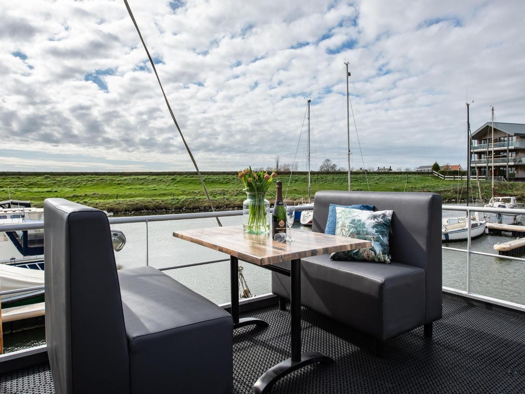 Waterlodge Blue Lagoon On A Jetty For 4 People Kamperland Exteriör bild