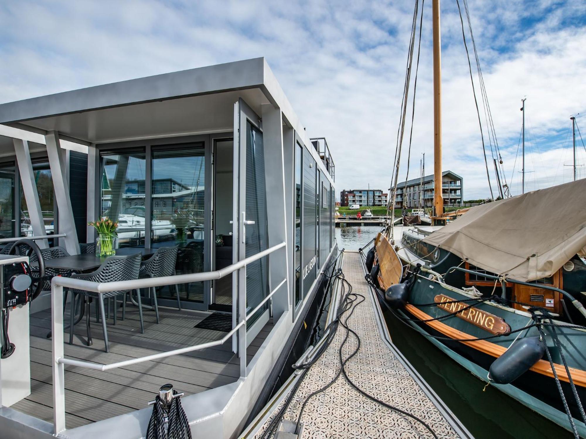 Waterlodge Blue Lagoon On A Jetty For 4 People Kamperland Exteriör bild