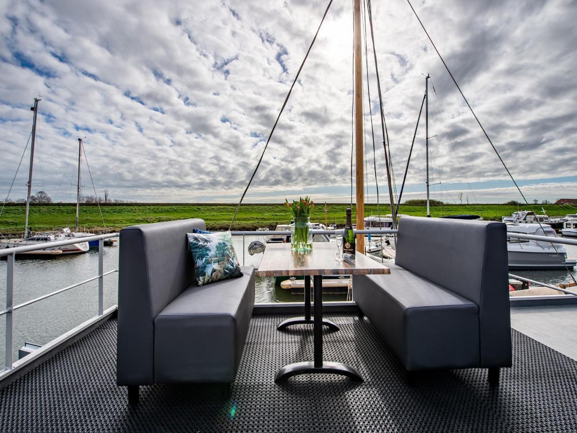 Waterlodge Blue Lagoon On A Jetty For 4 People Kamperland Exteriör bild