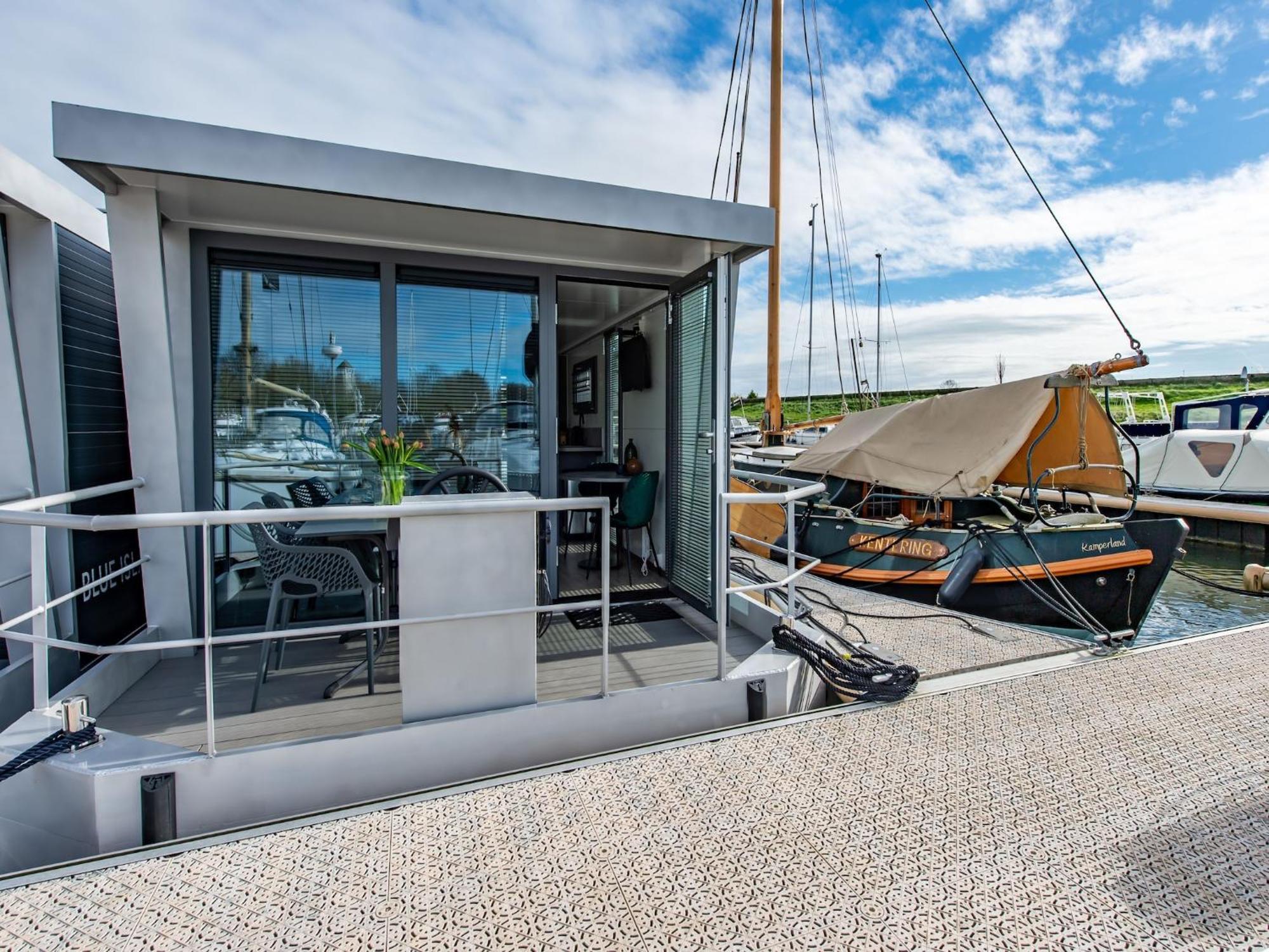 Waterlodge Blue Lagoon On A Jetty For 4 People Kamperland Exteriör bild