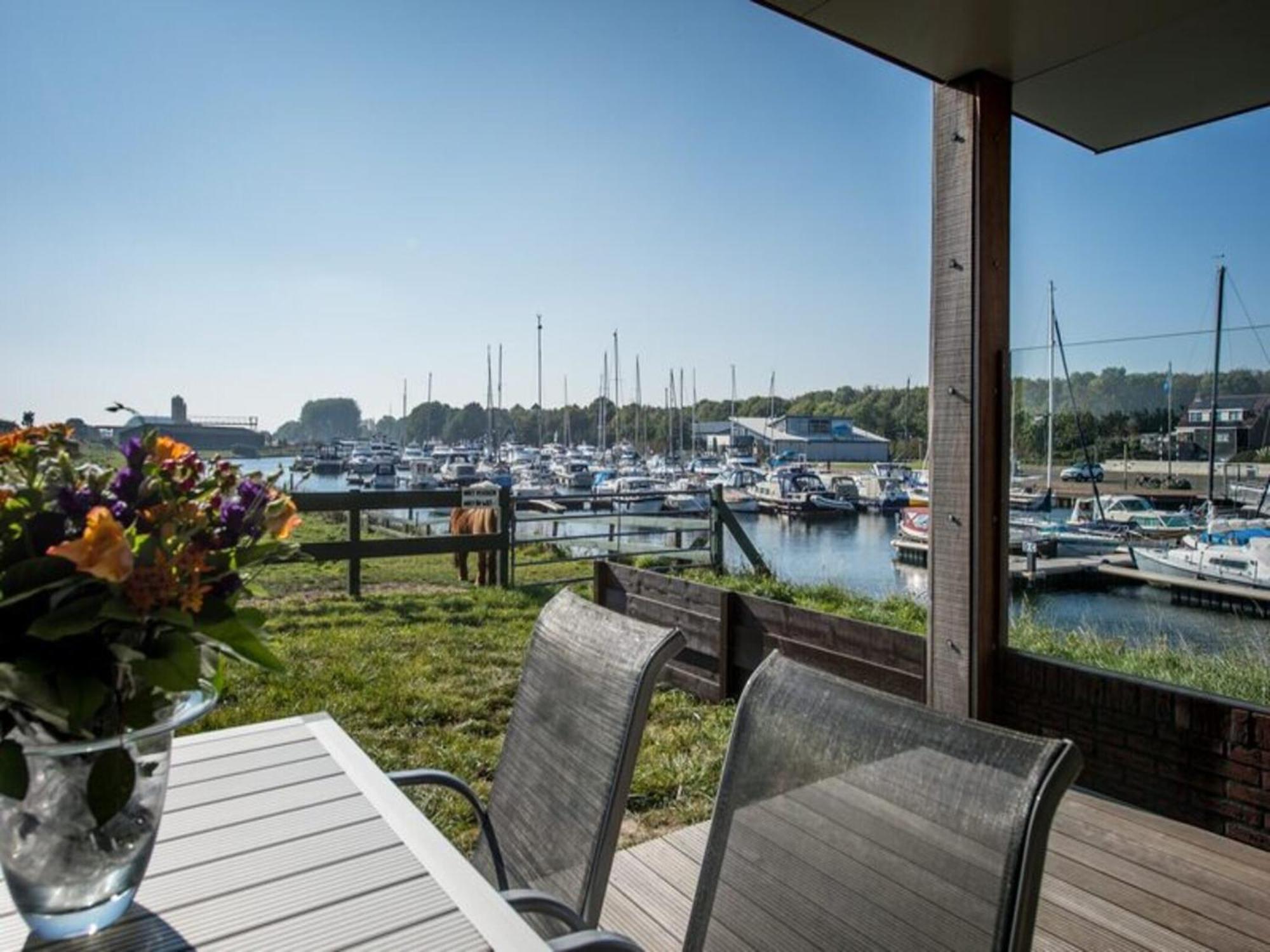 Waterlodge Blue Lagoon On A Jetty For 4 People Kamperland Exteriör bild